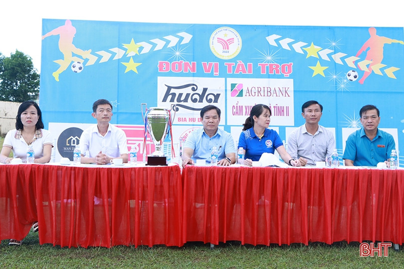 16 đội tranh tài tại Giải Bóng đá nam huyện Cẩm Xuyên năm 2022