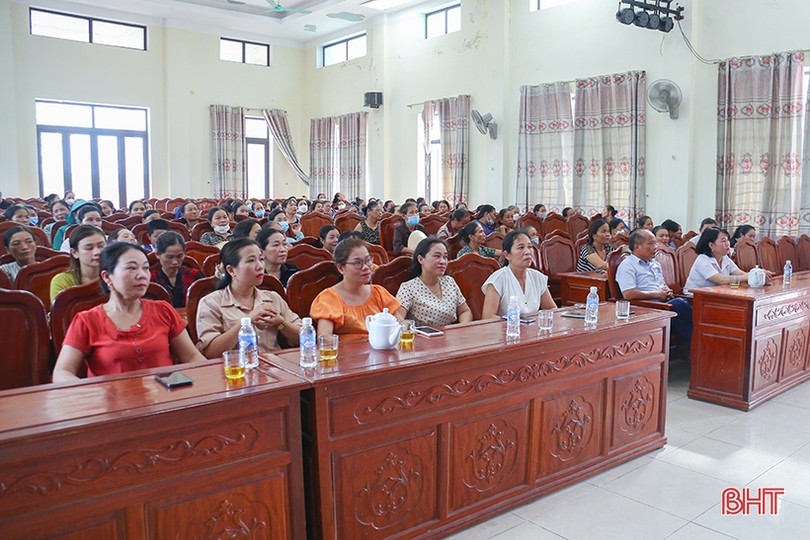 Trao tặng 100 bếp đun tiết kiệm năng lượng cho phụ nữ TP Hà Tĩnh