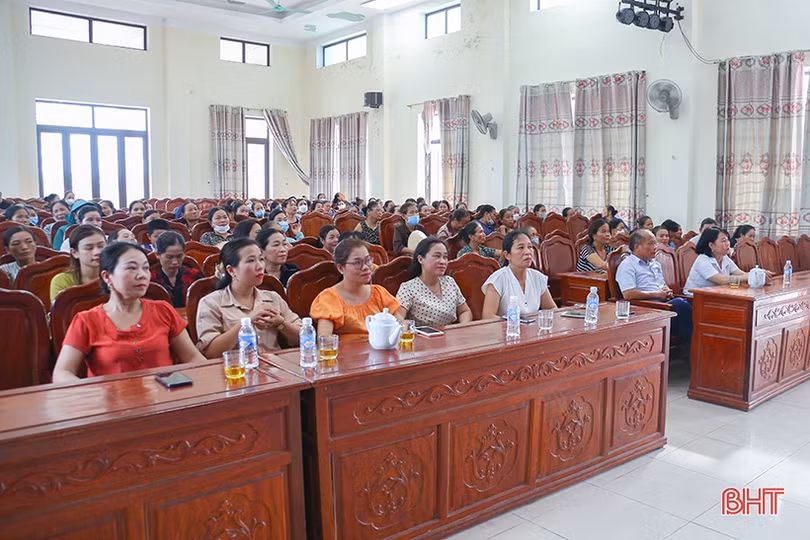 Trao tặng 100 bếp đun tiết kiệm năng lượng cho phụ nữ TP Hà Tĩnh