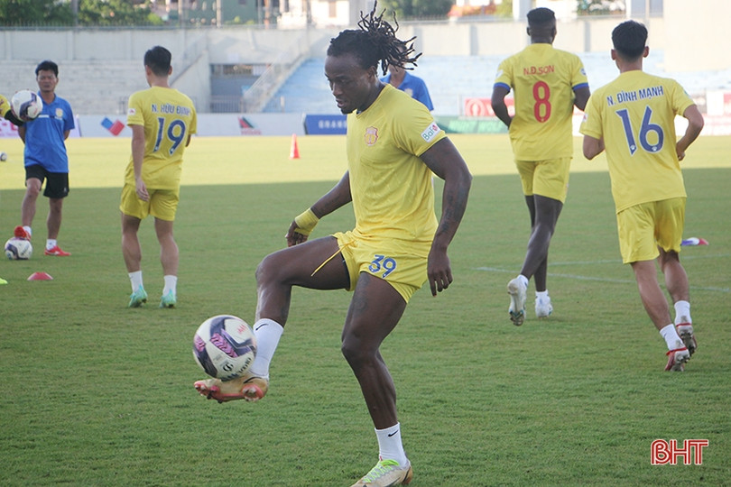 FC Nam Định làm quen sân trước trận gặp chủ nhà Hồng Lĩnh Hà Tĩnh