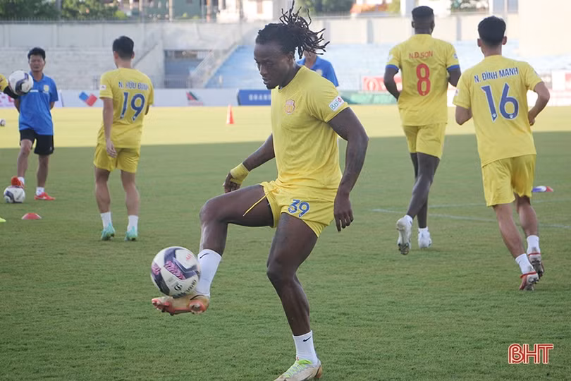 FC Nam Định làm quen sân trước trận gặp chủ nhà Hồng Lĩnh Hà Tĩnh