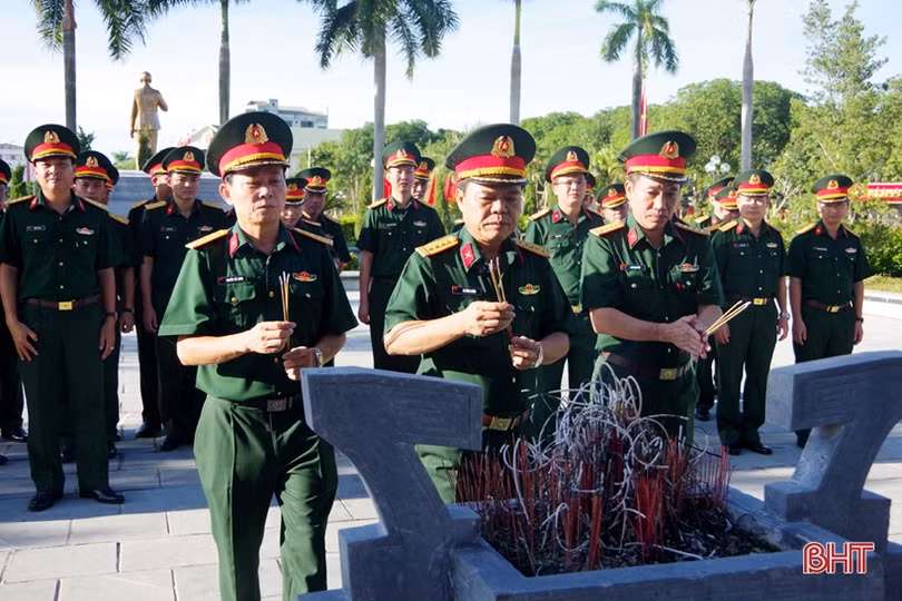 Cán bộ, chiến sỹ Bộ CHQS Hà Tĩnh dâng hương, báo công tại Khu lưu niệm Bác Hồ