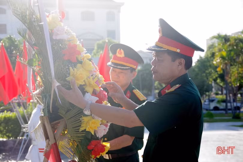 Cán bộ, chiến sỹ Bộ CHQS Hà Tĩnh dâng hương, báo công tại Khu lưu niệm Bác Hồ