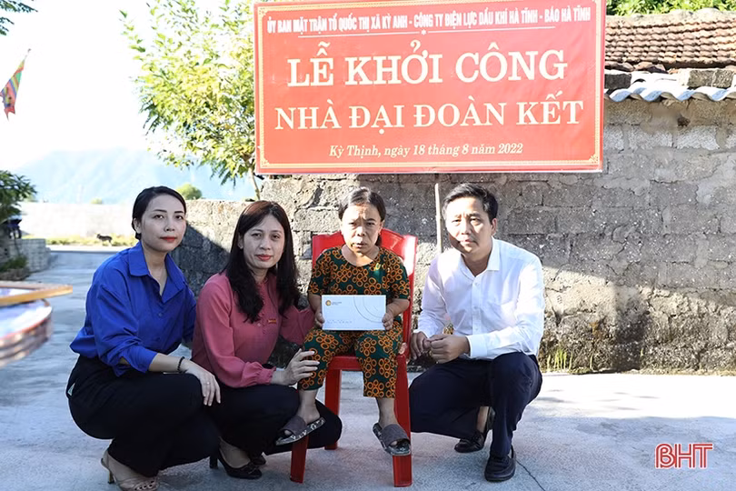 Công ty Điện lực Dầu khí Hà Tĩnh trao tặng nhà đại đoàn kết tại TX Kỳ Anh