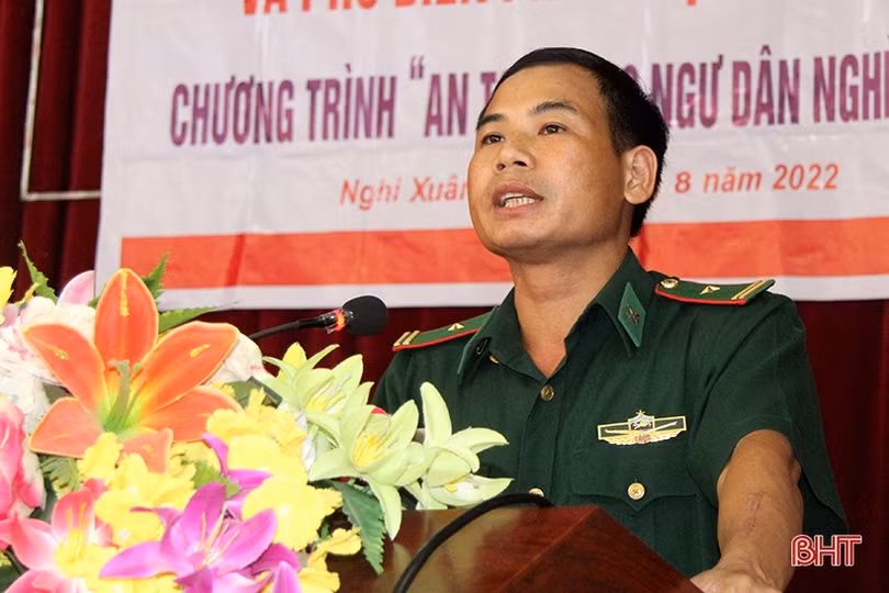 Trao các thiết bị cứu sinh cho ngư dân nghèo vùng biển Nghi Xuân