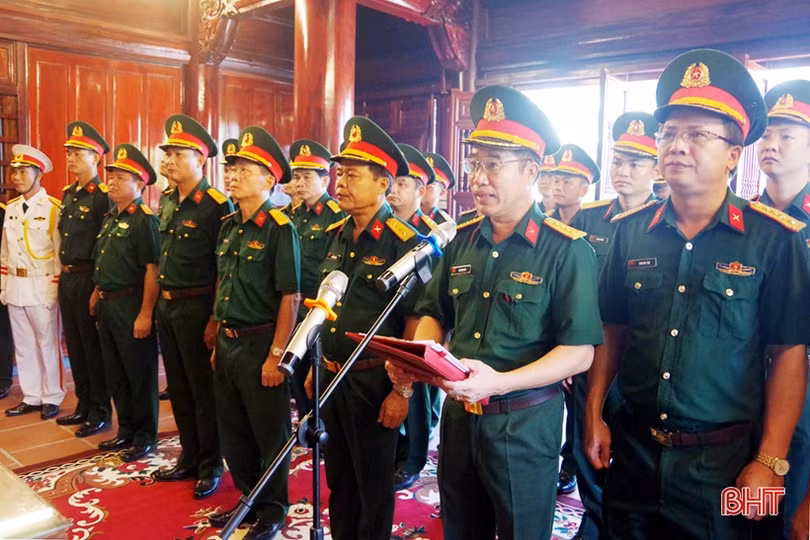 Cán bộ, chiến sỹ Bộ CHQS Hà Tĩnh dâng hương, báo công tại Khu lưu niệm Bác Hồ