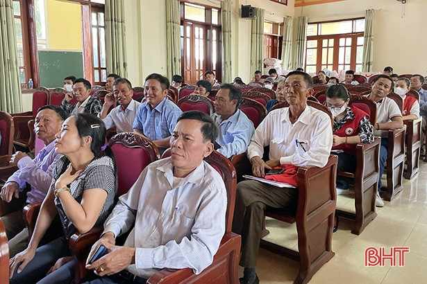 Trao tặng áo phao, cờ Tổ quốc cho ngư dân Thạch Hà