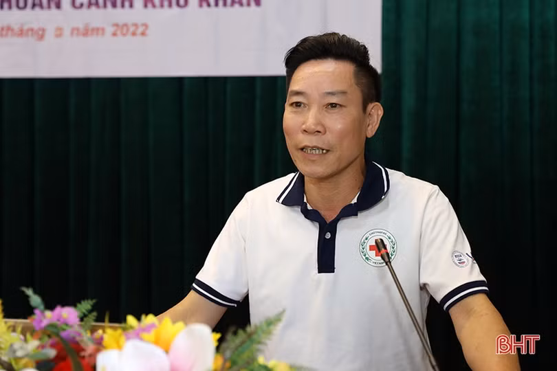 Trao tặng 300 bộ áo phao và cờ Tổ quốc cho ngư dân TX Kỳ Anh