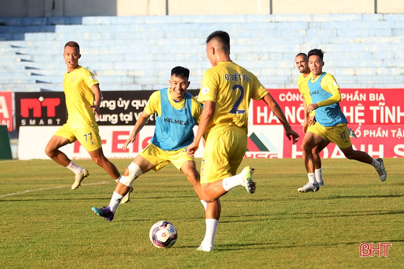 FC Nam Định làm quen sân trước trận gặp chủ nhà Hồng Lĩnh Hà Tĩnh