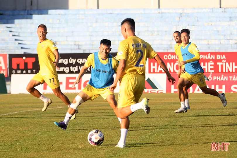 FC Nam Định làm quen sân trước trận gặp chủ nhà Hồng Lĩnh Hà Tĩnh
