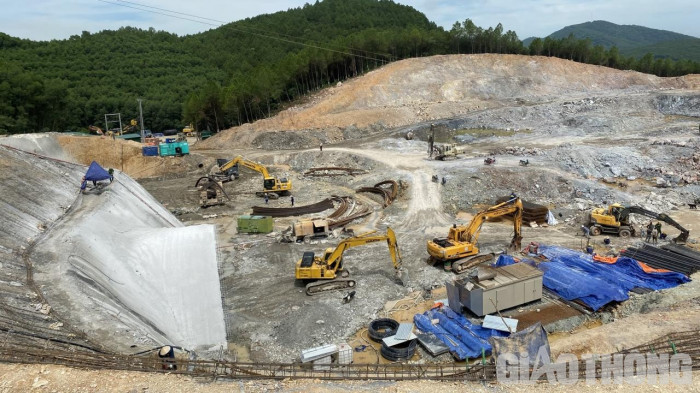 Xem hình hài cao tốc Diễn Châu - Bãi Vọt