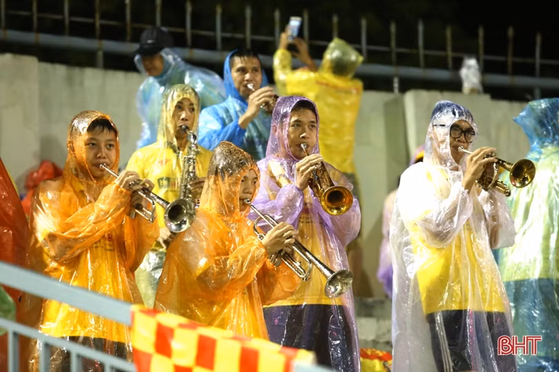 Hồng Lĩnh Hà Tĩnh giành chiến thắng ngọt ngào trong trận “thủy chiến” với Nam Định