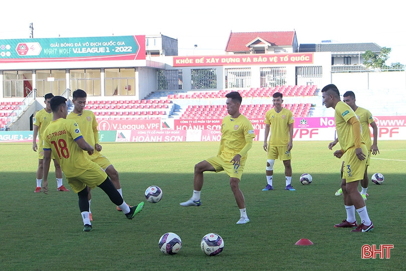 FC Nam Định làm quen sân trước trận gặp chủ nhà Hồng Lĩnh Hà Tĩnh