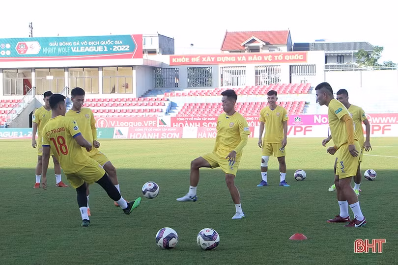 FC Nam Định làm quen sân trước trận gặp chủ nhà Hồng Lĩnh Hà Tĩnh