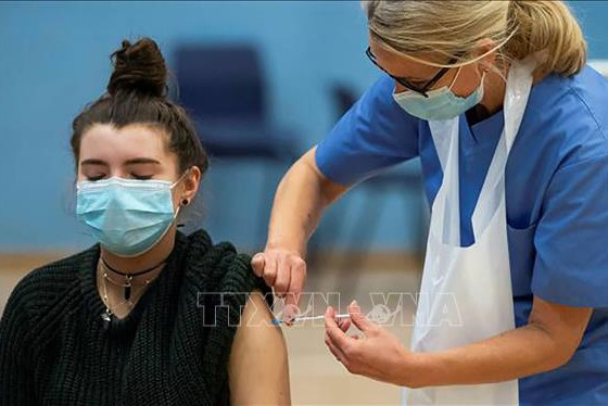 Vaccine COVID-19 mới, có thể chống nhiều biến thể được cấp phép sử dụng tại Anh