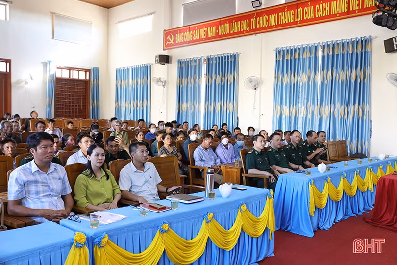 Trao tặng 300 bộ áo phao và cờ Tổ quốc cho ngư dân TX Kỳ Anh