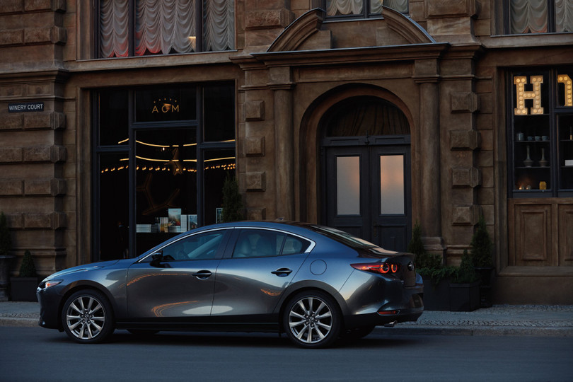 Mazda3 2023 ra mắt: Mạnh mẽ hơn, tiết kiệm nhiên liệu hơn, giá từ 22.550 USD