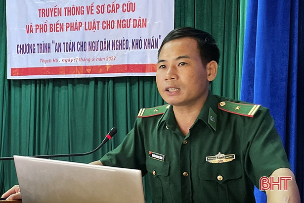 Trao tặng áo phao, cờ Tổ quốc cho ngư dân Thạch Hà