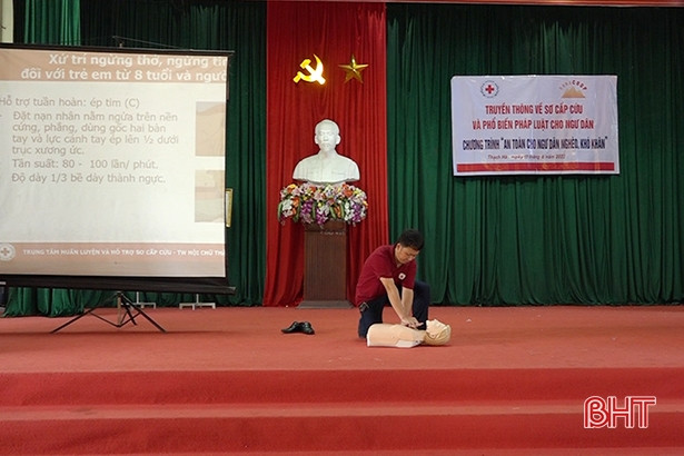 Trao tặng áo phao, cờ Tổ quốc cho ngư dân Thạch Hà