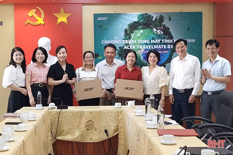 Trao tặng 60 máy tính xách tay cho 2 trường tiểu học ở Hà Tĩnh
