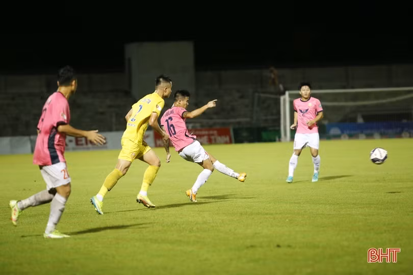 Hồng Lĩnh Hà Tĩnh giành chiến thắng ngọt ngào trong trận “thủy chiến” với Nam Định