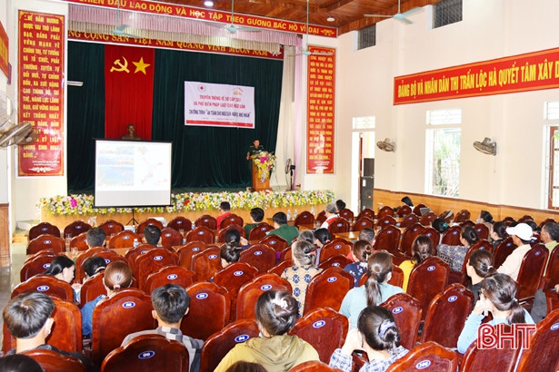 Tặng 150 bộ áo phao cùng cờ Tổ quốc cho ngư dân Lộc Hà