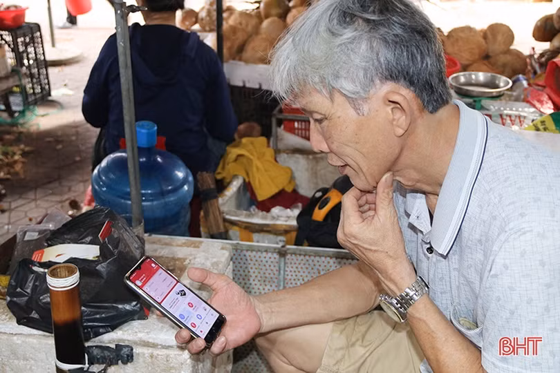 Đi “chợ 4.0 - thanh toán không dùng tiền mặt” đầu tiên tại Hà Tĩnh