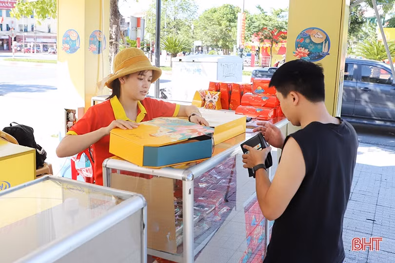Bánh trung thu “tung tăng” xuống phố ở Hà Tĩnh