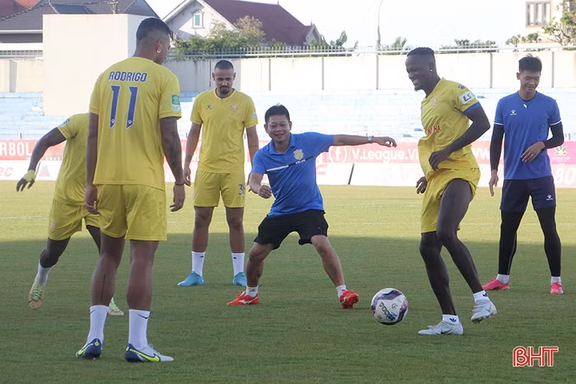 FC Nam Định làm quen sân trước trận gặp chủ nhà Hồng Lĩnh Hà Tĩnh