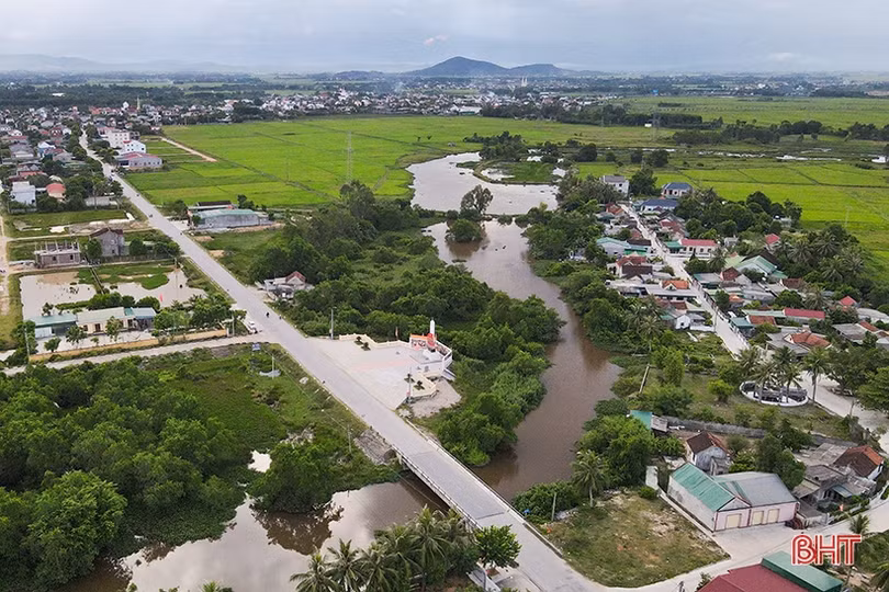 Đi giữa trời thu Can Lộc