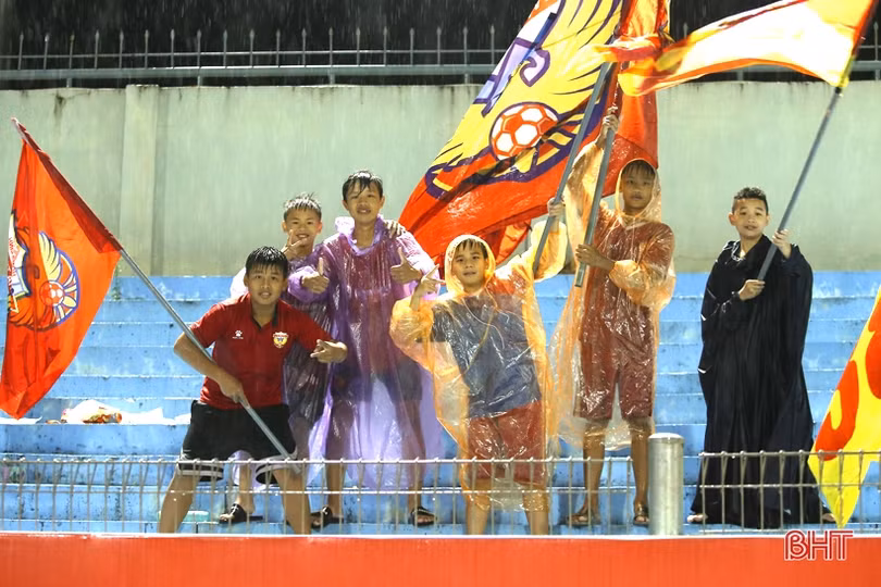 Hồng Lĩnh Hà Tĩnh giành chiến thắng ngọt ngào trong trận “thủy chiến” với Nam Định