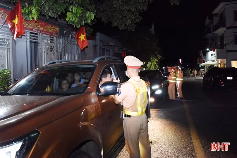 Hà Tĩnh phạt 2 tài xế 70 triệu, cùng bị tước bằng lái ôtô 23 tháng do vi phạm nồng độ cồn