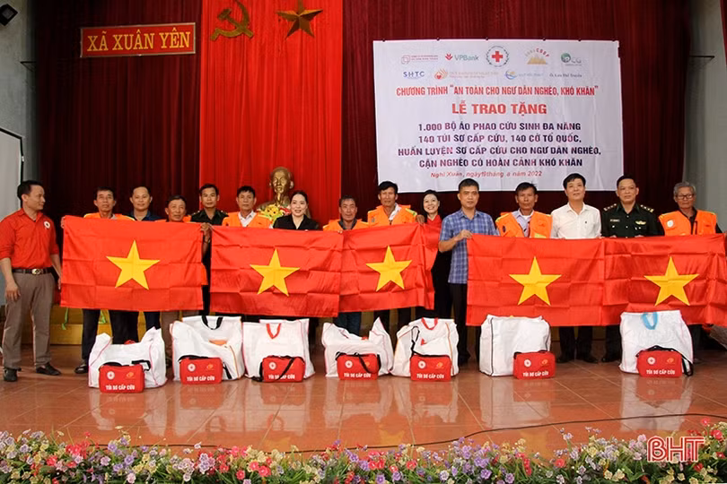 Trao các thiết bị cứu sinh cho ngư dân nghèo vùng biển Nghi Xuân