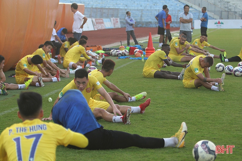 FC Nam Định làm quen sân trước trận gặp chủ nhà Hồng Lĩnh Hà Tĩnh