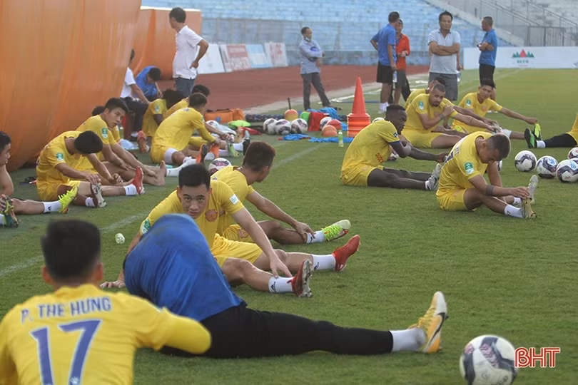 FC Nam Định làm quen sân trước trận gặp chủ nhà Hồng Lĩnh Hà Tĩnh