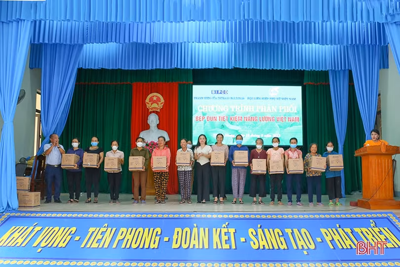 Trao tặng 100 bếp đun tiết kiệm năng lượng cho phụ nữ TP Hà Tĩnh