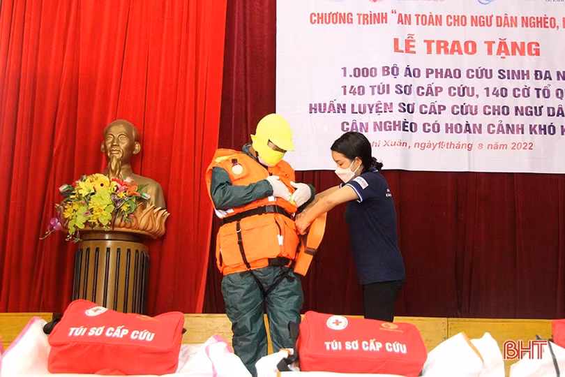 Trao các thiết bị cứu sinh cho ngư dân nghèo vùng biển Nghi Xuân