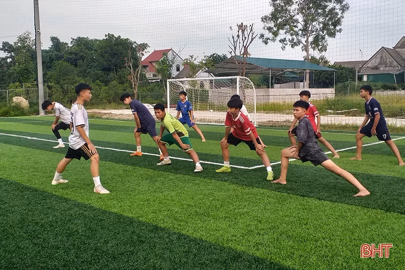Thầy giáo ở phố núi Hương Sơn dành cả mùa hè dạy bóng đá miễn phí cho học sinh