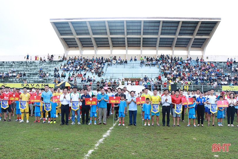 16 đội tranh tài tại Giải Bóng đá nam huyện Cẩm Xuyên năm 2022
