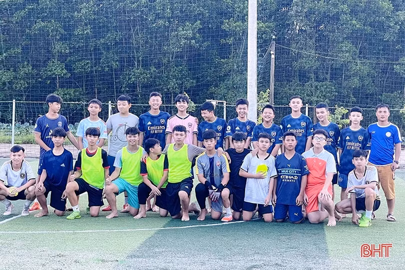 Thầy giáo ở phố núi Hương Sơn dành cả mùa hè dạy bóng đá miễn phí cho học sinh