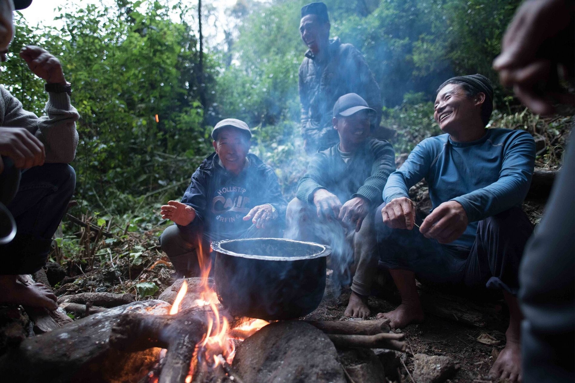 Hành trình săn mật loài ong lớn nhất thế giới ở Nepal