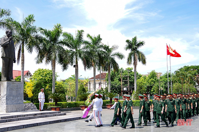 Đoàn đại biểu Đại hội Đảng bộ Quân sự Hà Tĩnh dâng hương báo công tại Khu lưu niệm Bác Hồ