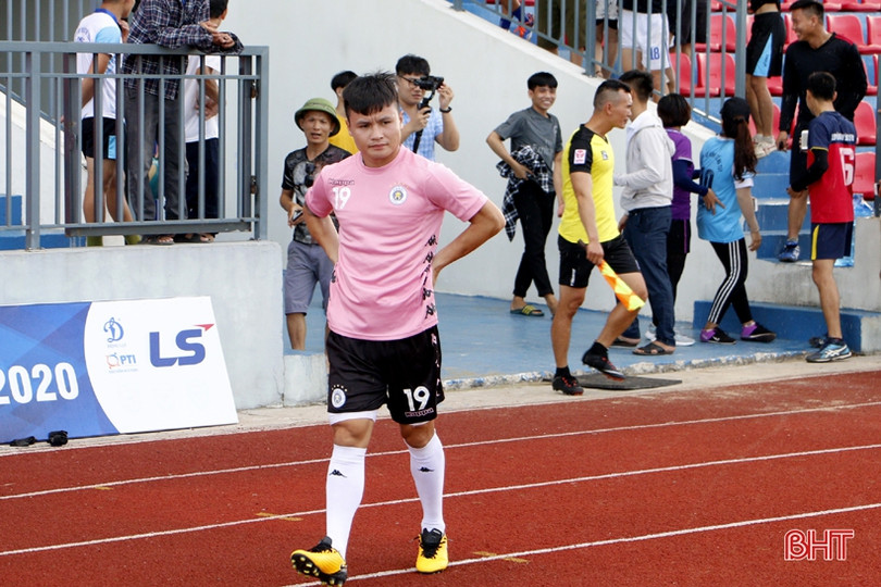 Các ngôi sao Hà Nội FC tập làm quen sân vận động Hà Tĩnh