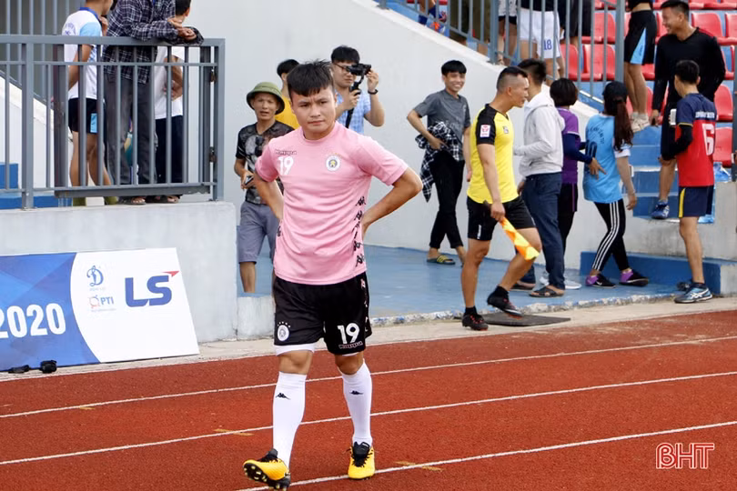 Các ngôi sao Hà Nội FC tập làm quen sân vận động Hà Tĩnh