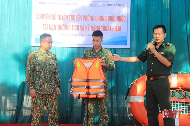 Hơn 600 học sinh Nghi Xuân được hướng dẫn kỹ năng phòng chống đuối nước