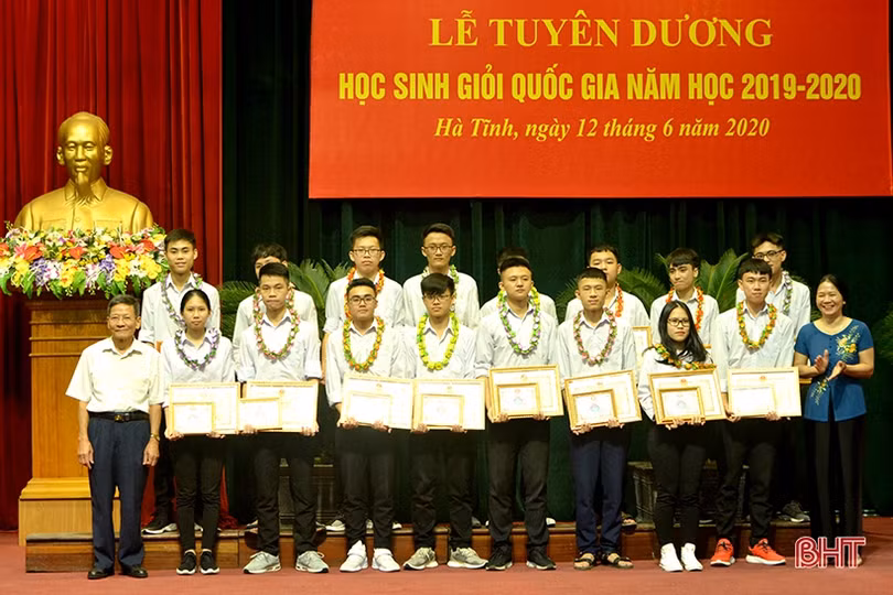 Hà Tĩnh tuyên dương 89 học sinh giỏi quốc gia năm học 2019 - 2020