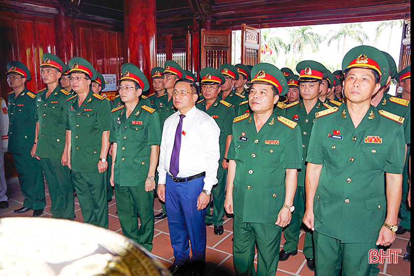 Đoàn đại biểu Đại hội Đảng bộ Quân sự Hà Tĩnh dâng hương báo công tại Khu lưu niệm Bác Hồ