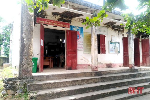 Trụ sở một xã miền núi Hà Tĩnh xập xệ, không dám bật quạt trần vì sợ rơi