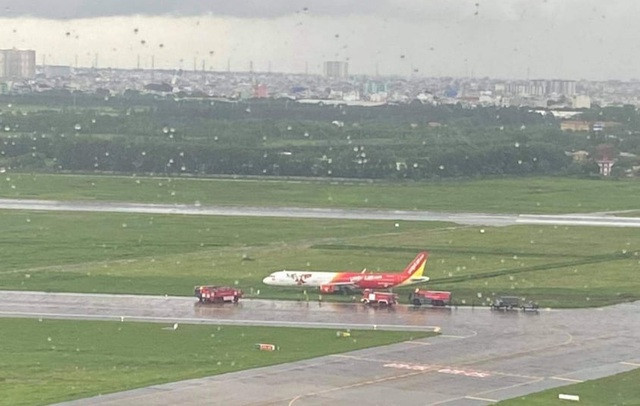 Máy bay hạ cánh trượt khỏi đường băng Tân Sơn Nhất