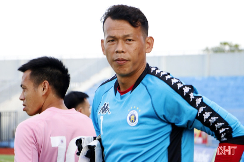 Các ngôi sao Hà Nội FC tập làm quen sân vận động Hà Tĩnh